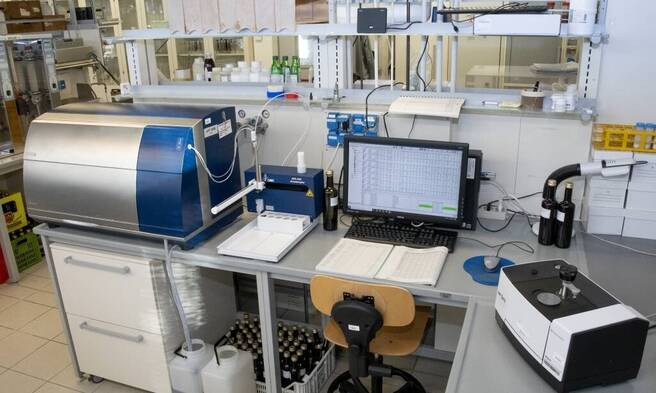 Immagine: 02 FEM Chimica Enologica 0415 lq